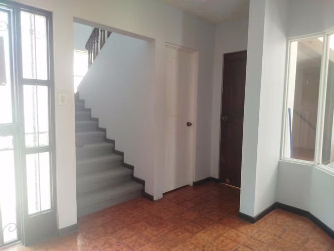 Quiere comprar casa con piscina propia? Esta es su propiedad ubicada en Rhomoser
