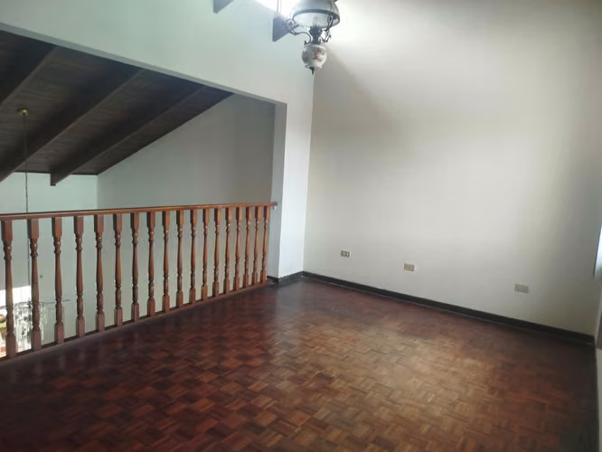 Quiere comprar casa con piscina propia? Esta es su propiedad ubicada en Rhomoser