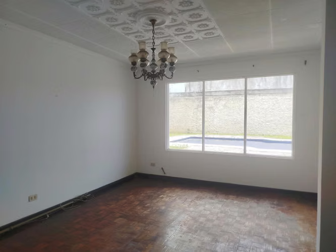 Quiere comprar casa con piscina propia? Esta es su propiedad ubicada en Rhomoser