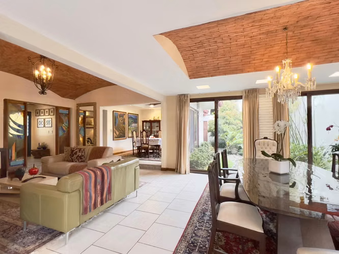 Perfecto para Restaurante - Residencial o Comercial - Céntrico - Parqueos