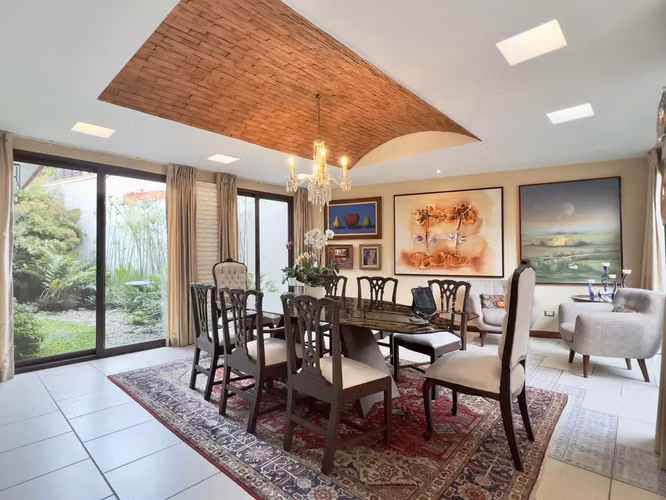 Perfecto para Restaurante - Residencial o Comercial - Céntrico - Parqueos