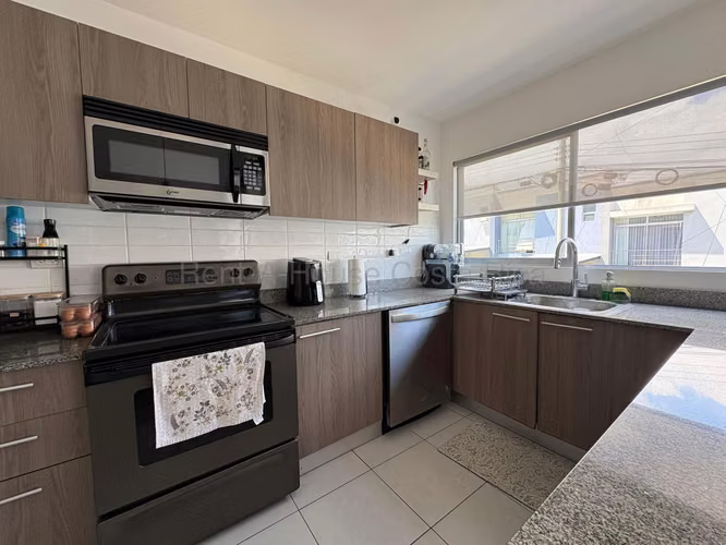 Venta de Casa  tres niveles en condominio en Santo Domingo Heredia - Imagen 2