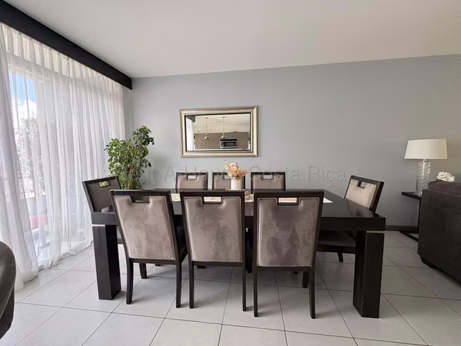 Venta de Casa  tres niveles en condominio en Santo Domingo Heredia - Imagen 3