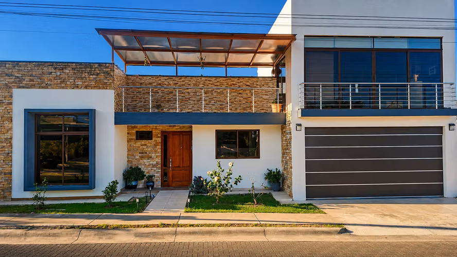 Casa de 4 Habitaciones con Apartamento Independiente en Condominio Montezuma | Grecia