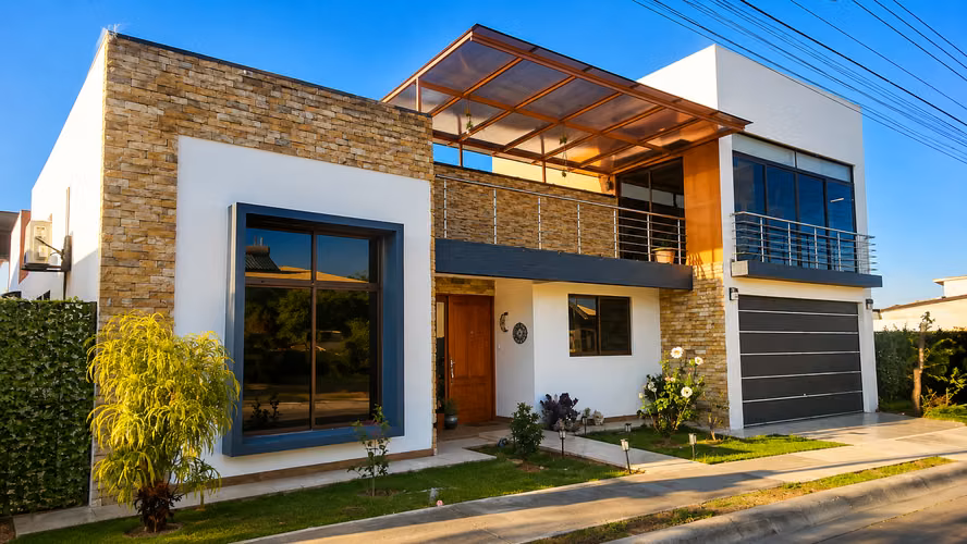 Casa de 4 Habitaciones con Apartamento Independiente en Condominio Montezuma | Grecia