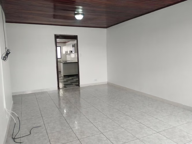 Casa en venta en Guadalupe con excelente ubicación y espacios ideales para la familia #26-295 GS - Imagen 2