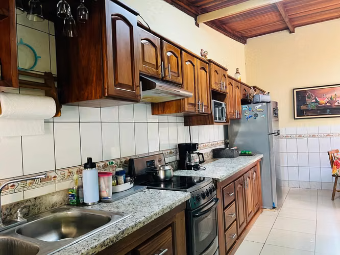 Venta de casa con apartamento independiente en San Isidro de Heredia - Imagen 12