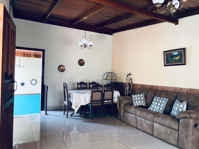 Venta de casa con apartamento independiente en San Isidro de Heredia - Imagen 4