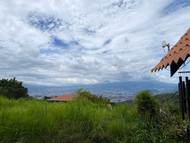 QUINTA Pequeña casa en un terreno de 5000m2  en las colinas, vistas frescas, campo.