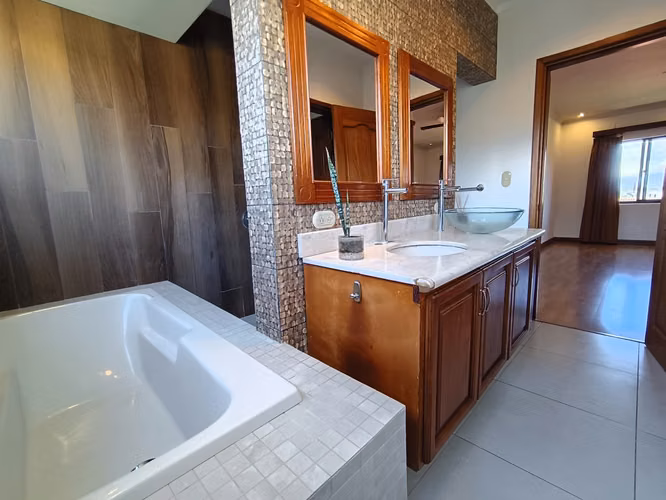 Puerta de Hierro, hermosa-fina-amplia 345m2, 4 hab, 3 baños, 2 terrazas-patio-sauna, 4 parqueos. - Imagen 13