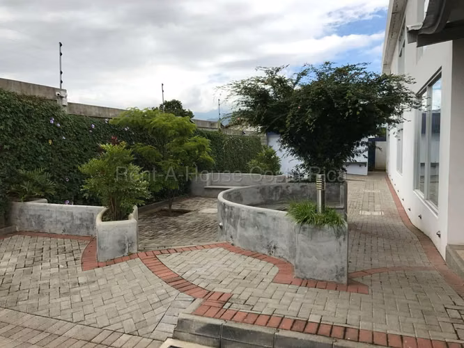 Venta de Plaza Comercial en La Guácima Alajuela