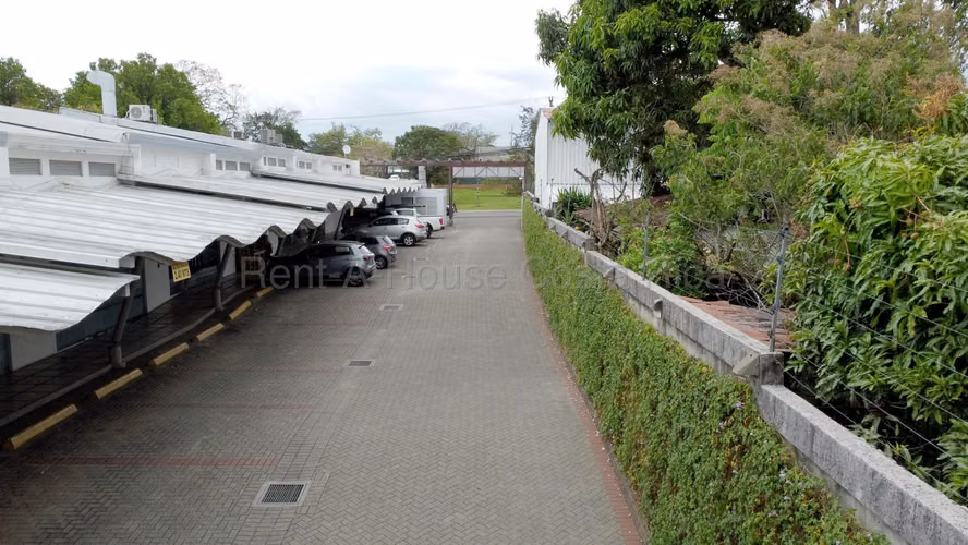 Venta de Plaza Comercial en La Guácima Alajuela