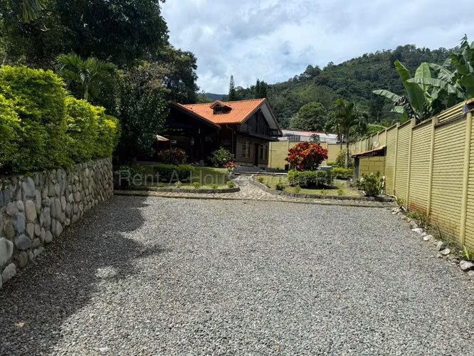 Venta de casa (hotel) tipo cabaña en Paraiso Orosi  en lote de 593 m2
