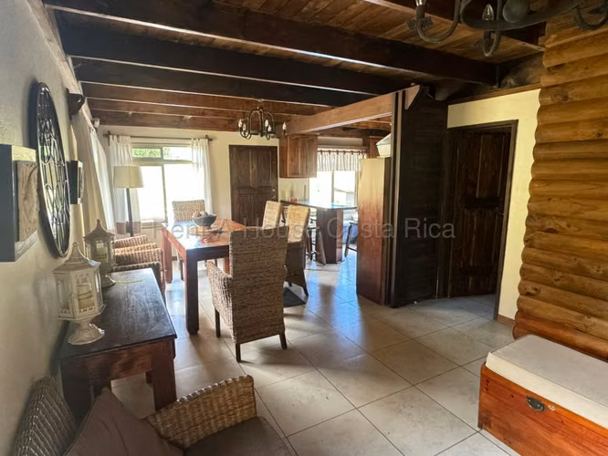 Venta de casa (hotel) tipo cabaña en Paraiso Orosi  en lote de 593 m2