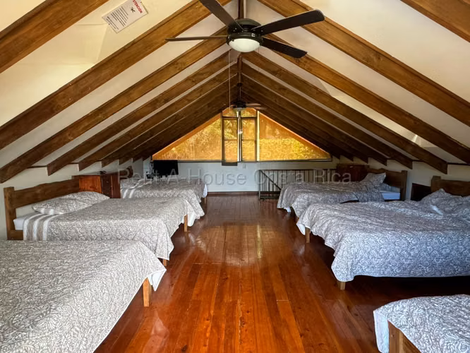 Venta de casa (hotel) tipo cabaña en Paraiso Orosi  en lote de 593 m2