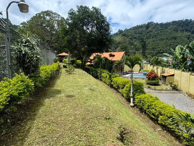 Venta de casa (hotel) tipo cabaña en Paraiso Orosi  en lote de 593 m2