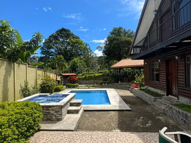 Venta de casa (hotel) tipo cabaña en Paraiso Orosi  en lote de 593 m2