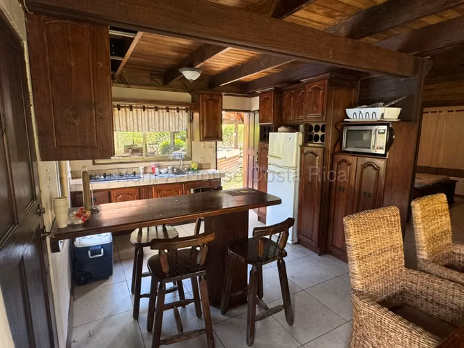Venta de casa (hotel) tipo cabaña en Paraiso Orosi  en lote de 593 m2