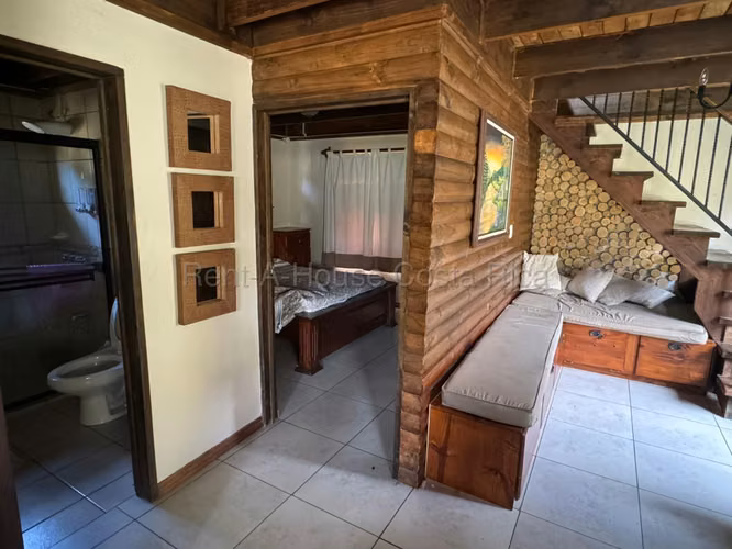Venta de casa (hotel) tipo cabaña en Paraiso Orosi  en lote de 593 m2