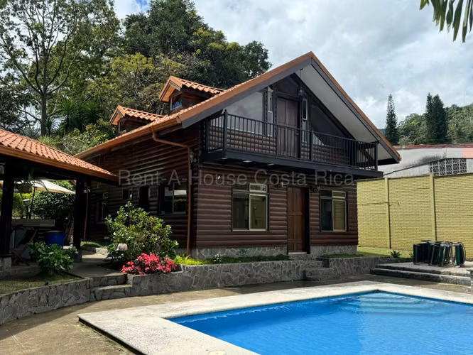 Venta de casa (hotel) tipo cabaña en Paraiso Orosi  en lote de 593 m2