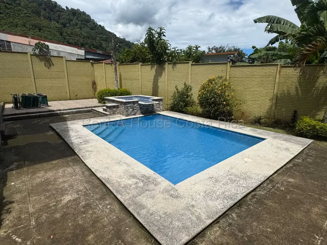 Venta de casa (hotel) tipo cabaña en Paraiso Orosi  en lote de 593 m2