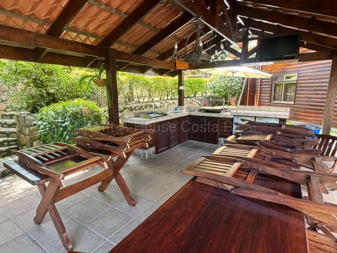 Venta de casa (hotel) tipo cabaña en Paraiso Orosi  en lote de 593 m2