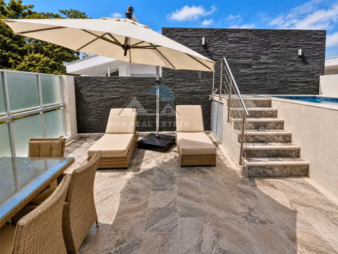 Residencia de lujo con piscina privada en exclusivo condominio de Santa Ana - Imagen 19