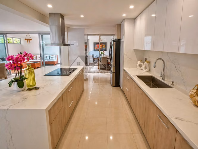 Residencia de lujo con piscina privada en exclusivo condominio de Santa Ana - Imagen 2