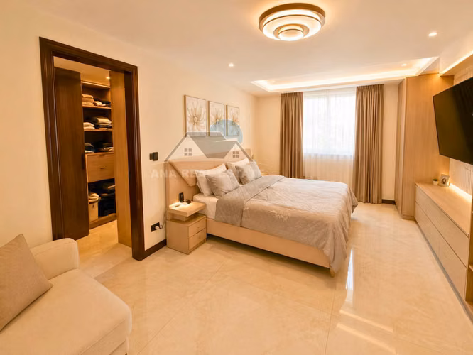 Residencia de lujo con piscina privada en exclusivo condominio de Santa Ana - Imagen 11