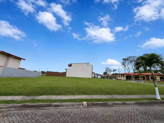 Lote Plano en Venta en Condominio Las Calas, Grecia | 300 m² para Construir - Imagen 2