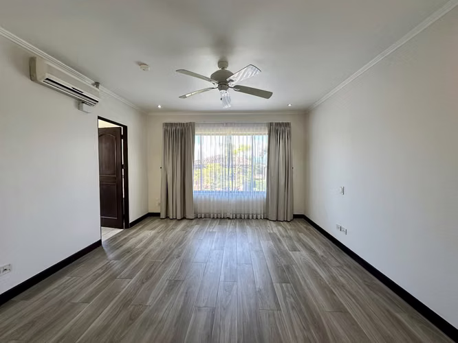 ALQUILER DE CASA EN CONDOMINIO CON AMPLIO JARDIN, SANTA ANA - Imagen 8