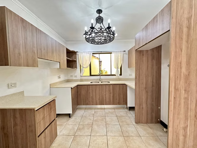 ALQUILER DE CASA EN CONDOMINIO CON AMPLIO JARDIN, SANTA ANA - Imagen 4