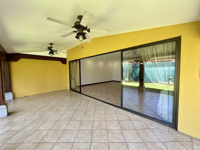 ALQUILER DE CASA EN CONDOMINIO CON AMPLIO JARDIN, SANTA ANA - Imagen 2