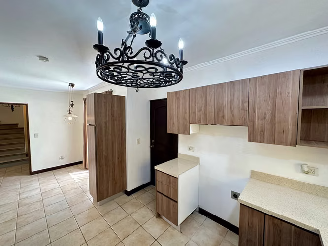 ALQUILER DE CASA EN CONDOMINIO CON AMPLIO JARDIN, SANTA ANA - Imagen 5