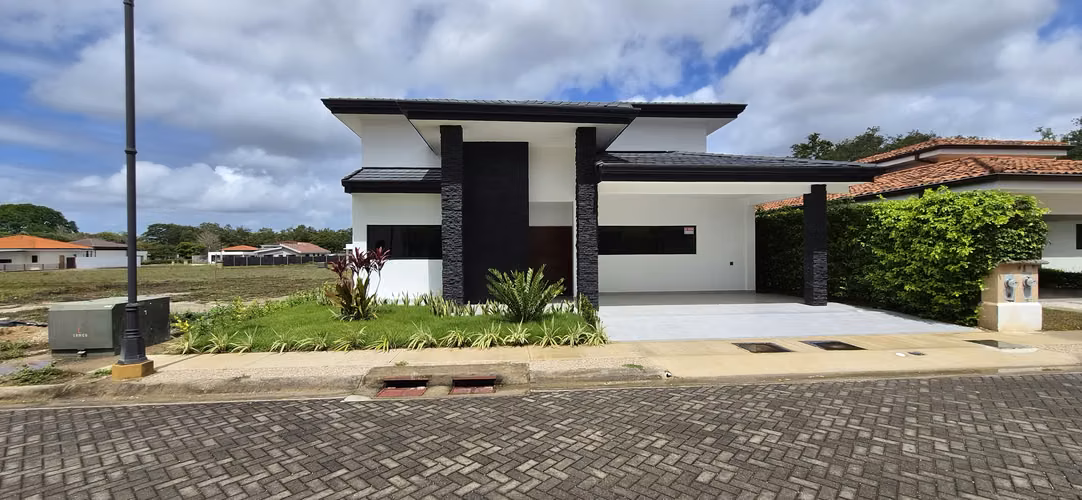 Hermosa Casa de 4 Habitaciones en Condominio Privado- Guanacaste