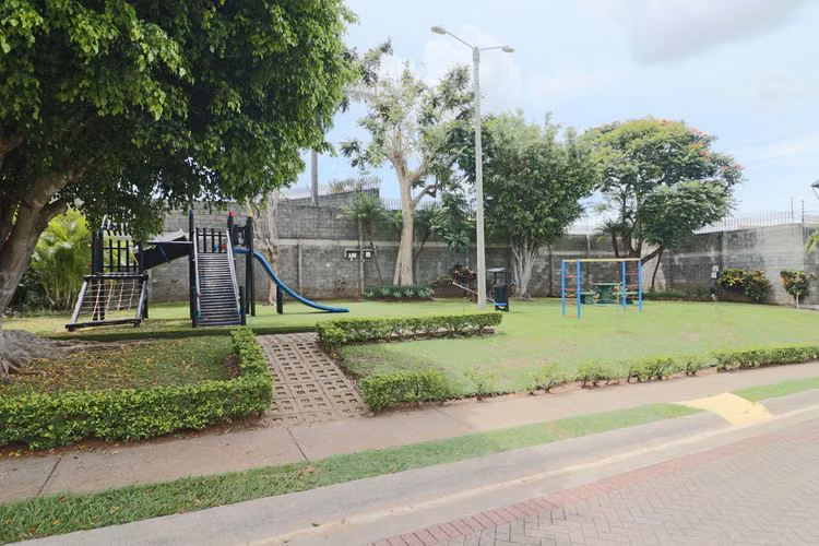 UNA CASA MUY “ESPECIAL” EN HEREDIA, COSTA RICA-RM