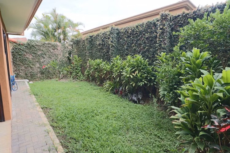 UNA CASA MUY “ESPECIAL” EN HEREDIA, COSTA RICA-RM