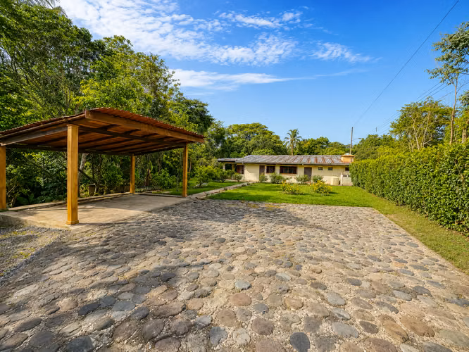 Se vende, Exclusiva Casa de Campo en Condominio La Mallorquina, Esparza