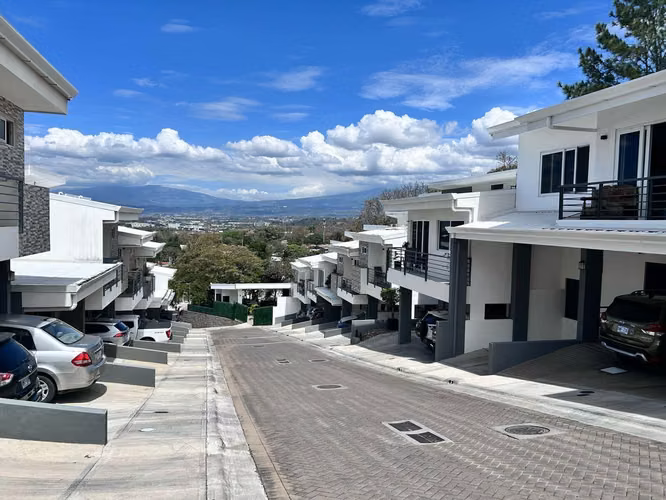 Casa en Santa Ana con Vista Panorámica y Alta Rentabilidad