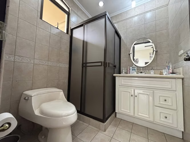 Venta de amplia casa en Condominio Gregal