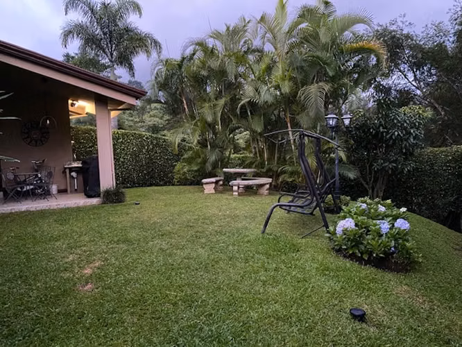 Venta de amplia casa en Condominio Gregal