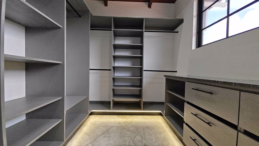 Se vende propiedad con casa de lujo.