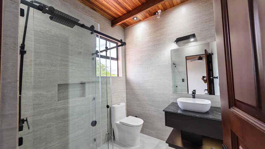 Se vende propiedad con casa de lujo.