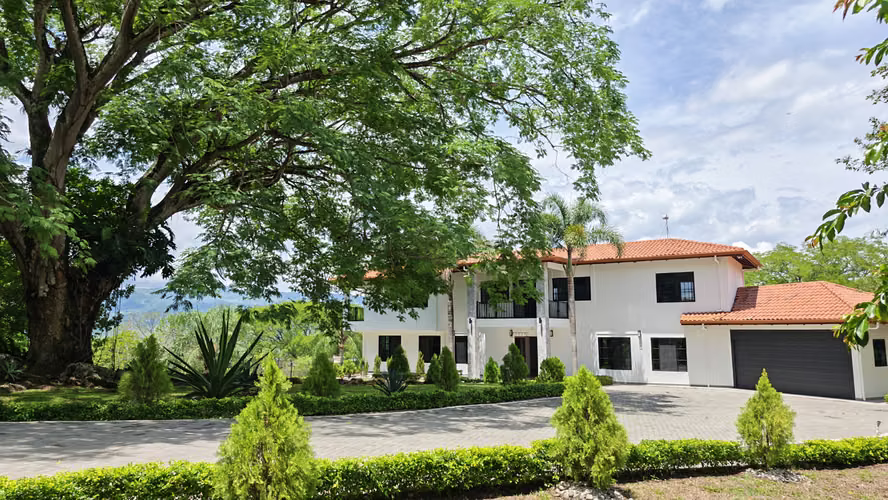 Se vende propiedad con casa de lujo.