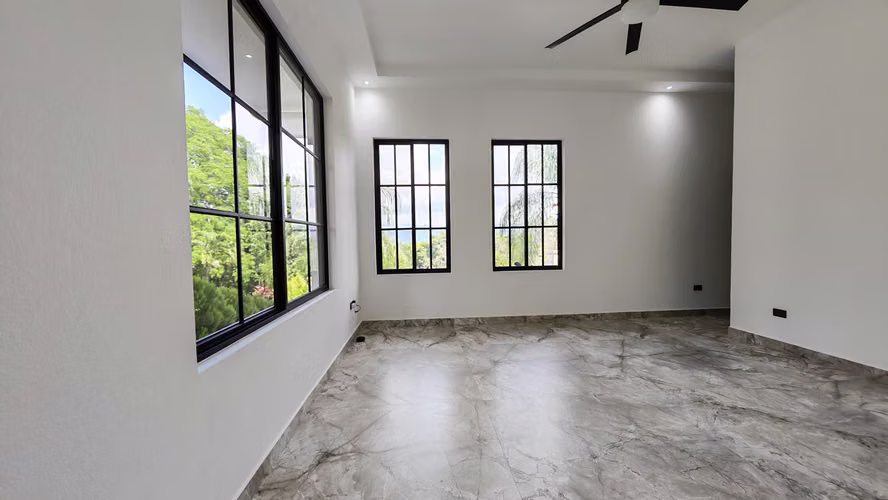 Se vende propiedad con casa de lujo.