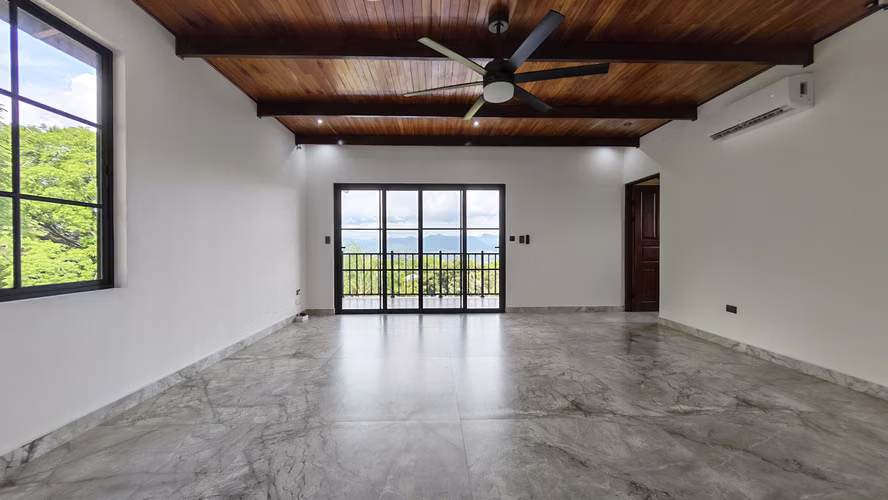 Se vende propiedad con casa de lujo.