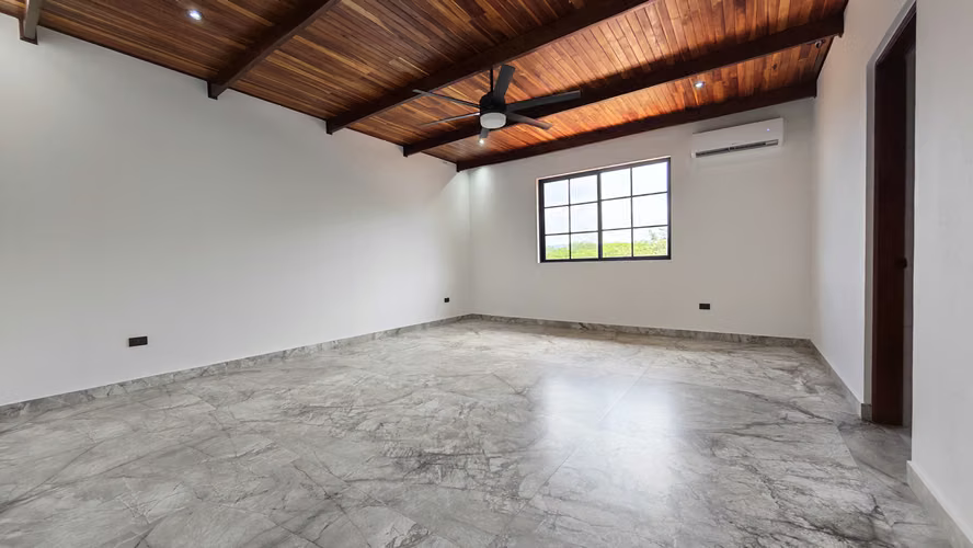 Se vende propiedad con casa de lujo.