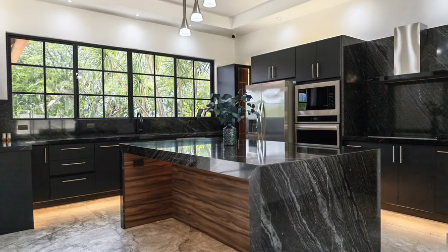 Se vende propiedad con casa de lujo.
