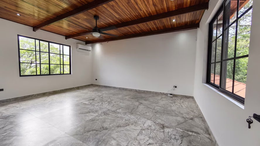 Se vende propiedad con casa de lujo.