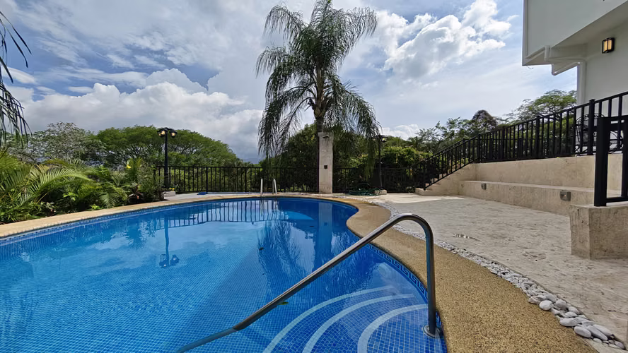 Se vende propiedad con casa de lujo.